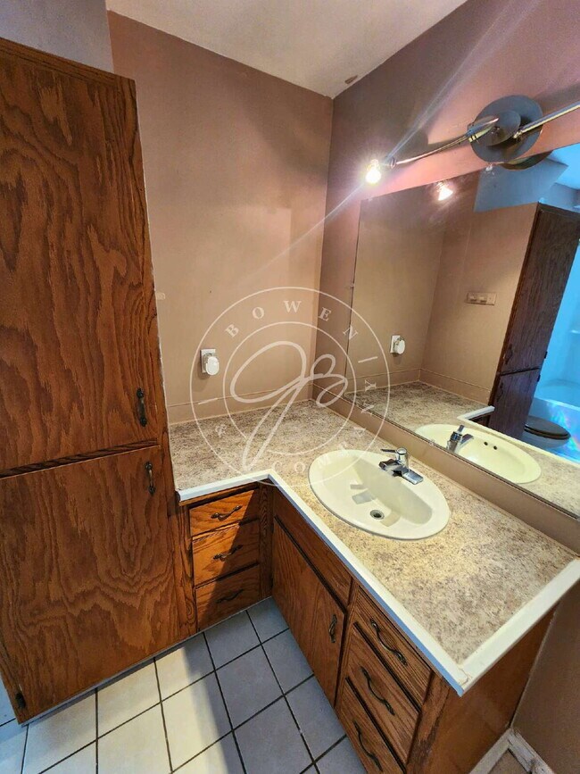 Building Photo - 2 Bedroom | 1 Bathroom | Fenced Yard | Detached Garage