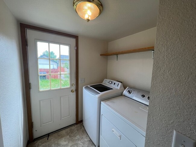 Building Photo - WINTER SPECIAL - $1695 Base Rent January-March - 2 Bed 2 Bath