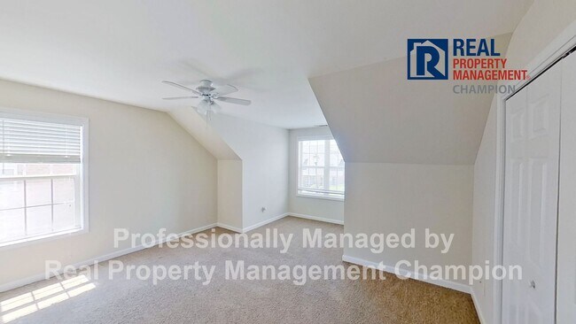 Building Photo - Immaculate Townhome near Monkey Junction