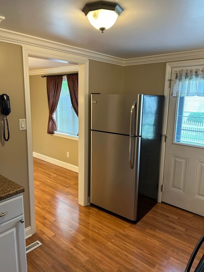 Building Photo - Modern Charm: 2 BR Home with Finished Basement, Pet Friendly, Assigned Parking, and Prime Location!