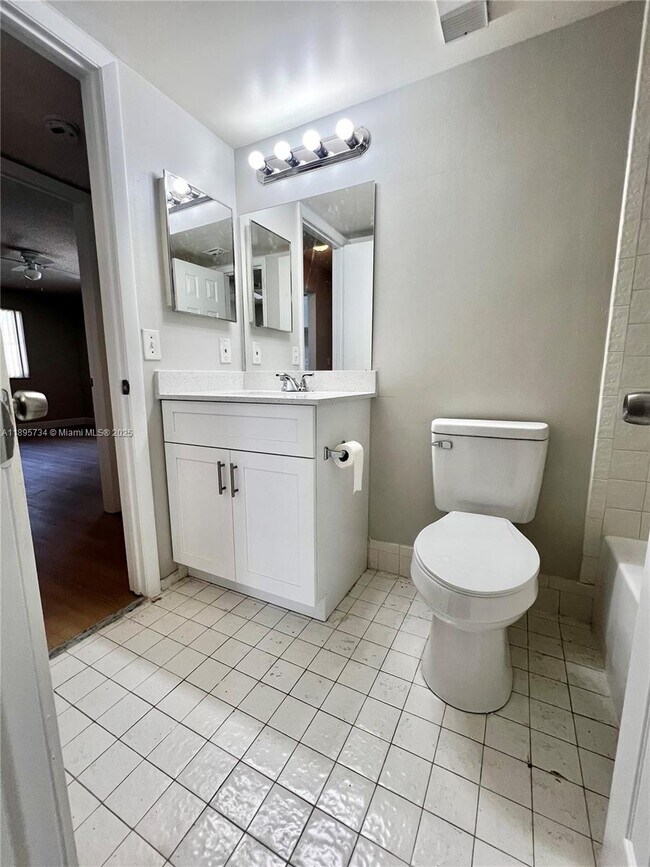 Building Photo - 9855 Westview Dr