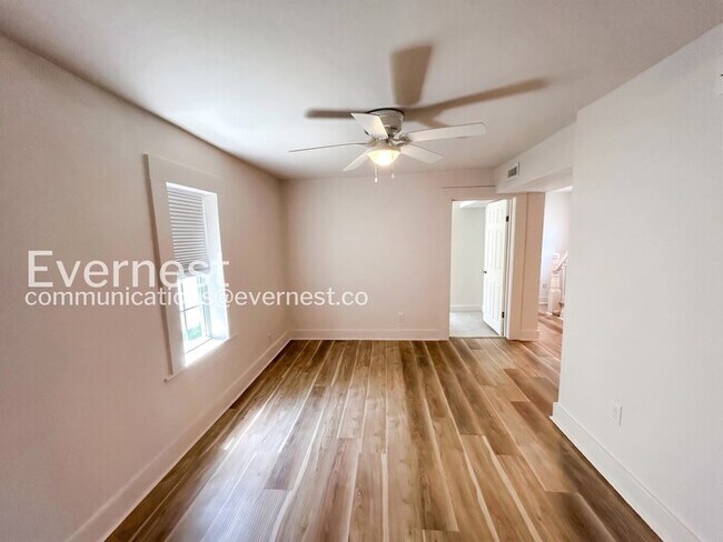 Building Photo - 3 Bed/1 Bath Home with Fenced Yard / Pet-Friendly / Available Soon!