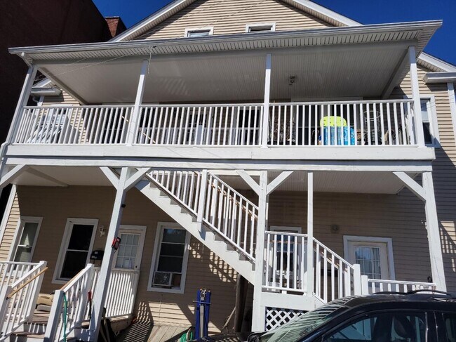 Building Photo - 18 Bissell St