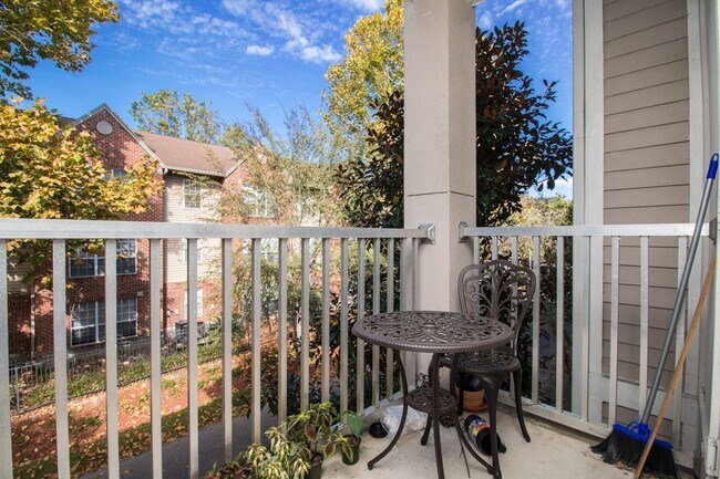 Building Photo - Oxford Terrace II: 4/4 luxury apartment just 3 blocks from UF & 1 block from Sorority Row. Now Re...