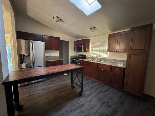 Building Photo - ***Gorgeous Home with a huge yard *** Ready for the ideal Family