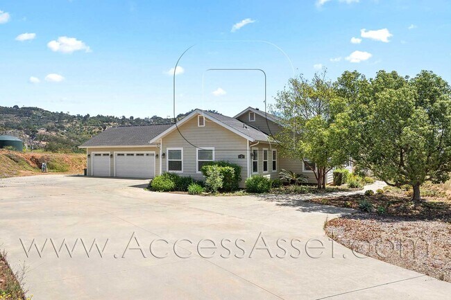 Building Photo - Designer Single-Story Home with Gourmet Kitchen & Mountain Views