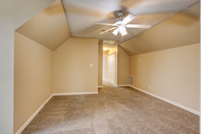 Building Photo - Fresh and Clean 4 bed Near Ft Campbell and...