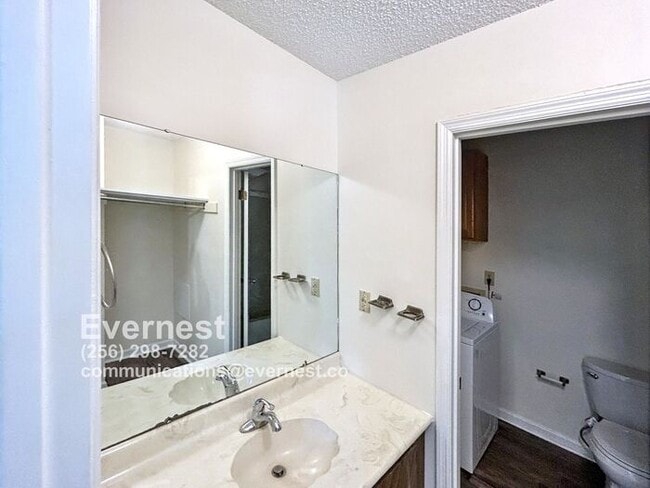 Building Photo - 2-Bedroom Home with Modern Amenities Near ...