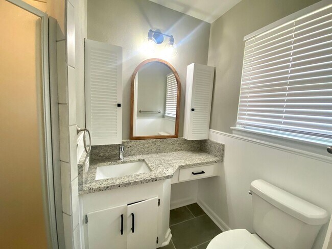 Building Photo - Adorable remodeled home 3 bedroom 2 bath i...
