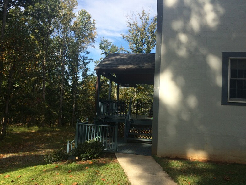 Building Photo - 391 High Peak Rd