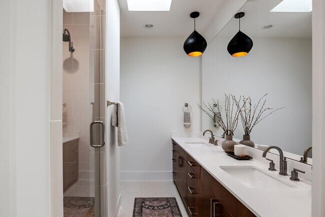 Building Photo - 1811 Justin Ln