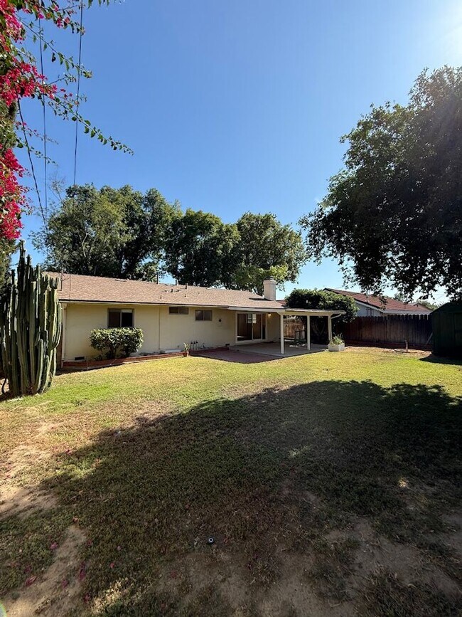 Building Photo - Beautiful 3 Bedroom, 2 Bathroom North Hill...