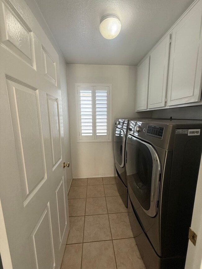 Building Photo - 3 bed, 2 1/2 bath home in East Simi Valley