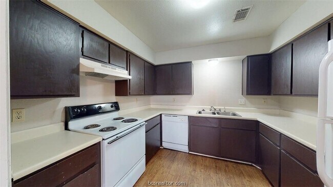 Building Photo - 2807 Longmire Dr
