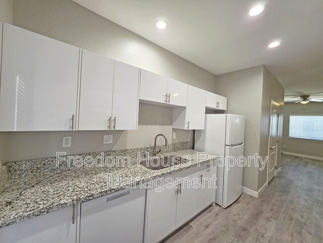 Building Photo - 1121 Sixshooter Ave