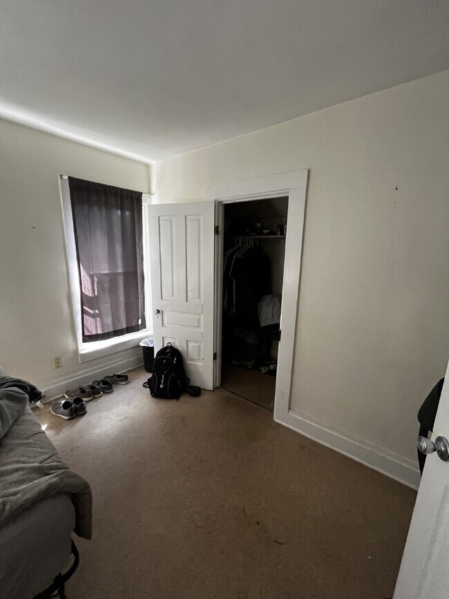 Building Photo - Huge 6 Bed 2 Bath close to UWEC