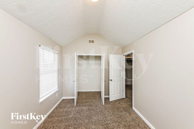 Building Photo - 419 Lake Ridge Ln