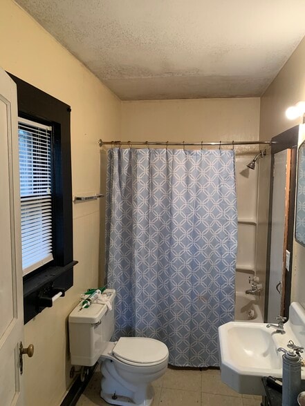 Building Photo - 1412 Old Shell Rd