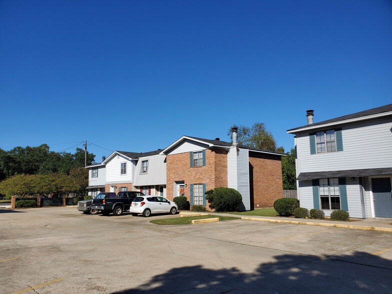 Building Photo - Parkwood Townhomes and Apartments