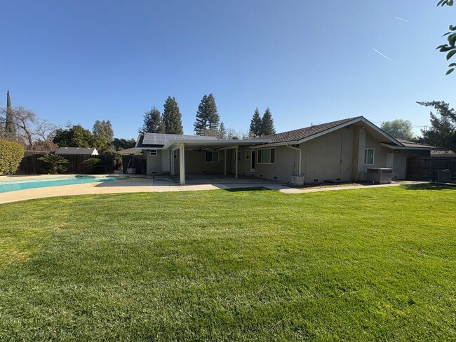 Building Photo - NW Visalia Home Near Country Club Availabl...