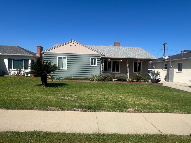 Building Photo - Home with a Cabin Style Family room and backyard Oasis