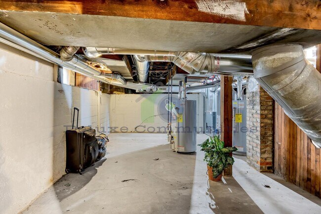 Building Photo - Charming 1 Bedroom with Natural Light & Ba...