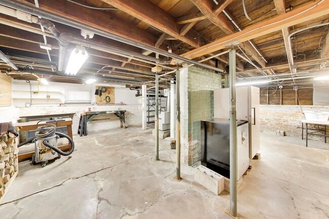 Building Photo - 2624 Thayer St