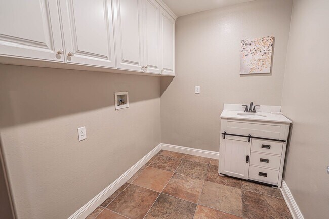 Building Photo - Tesoro Del Valle 4 Bedroom + Loft Home for...
