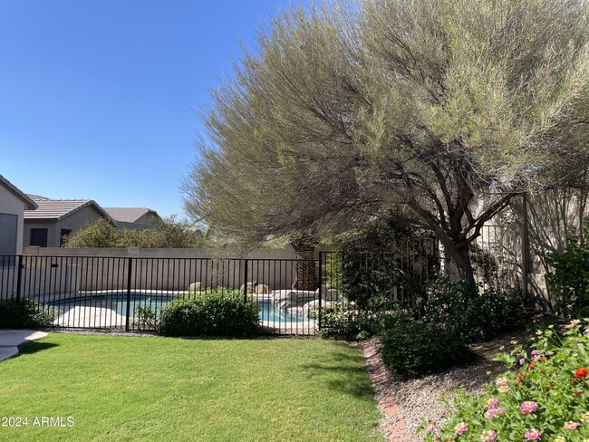 Building Photo - 7322 E Gallego Ln