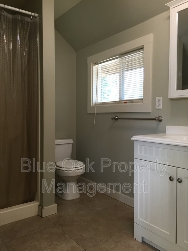 Building Photo - 1305 Chestnut St