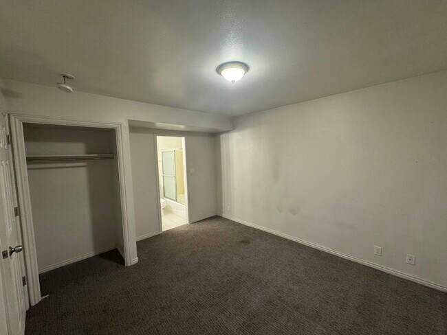 Building Photo - 41 400 S