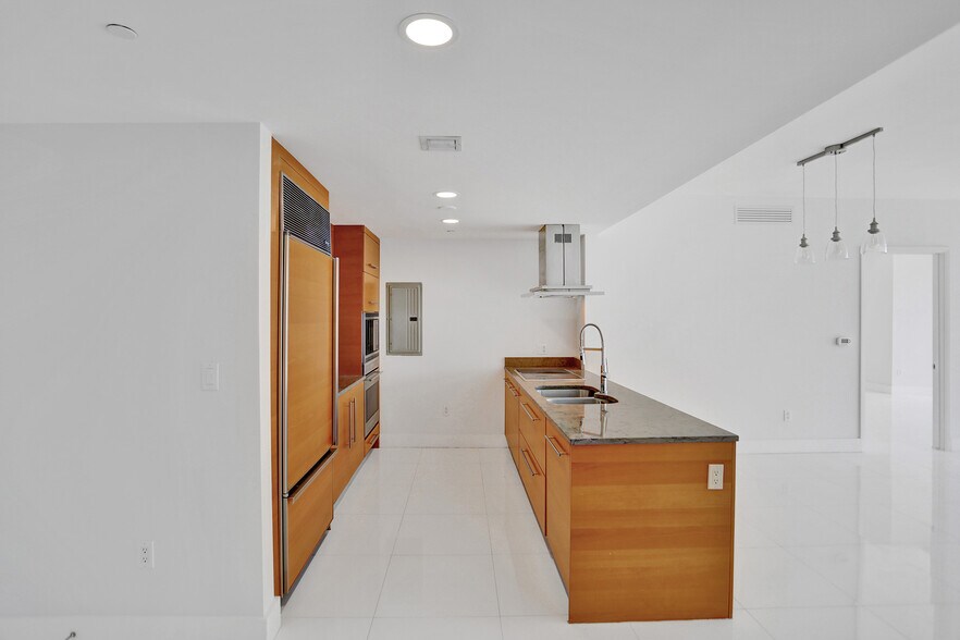 Building Photo - 495 Brickell Ave