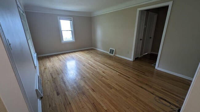 Building Photo - 3 Bedroom 1.5 Bathroom
