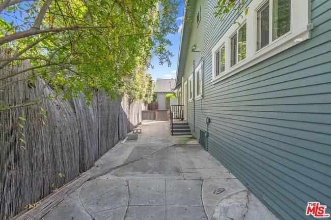 Building Photo - 1242 N Commonwealth Ave