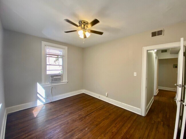 Building Photo - 1029 Dana Apts