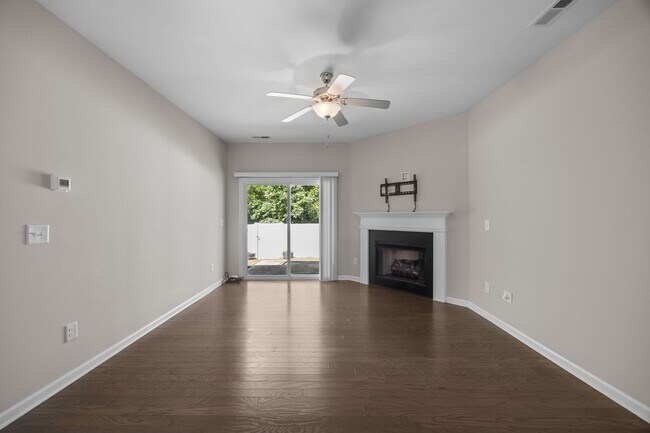 Building Photo - Gorgeous and Spacious 3 Bedroom Townhome, ...