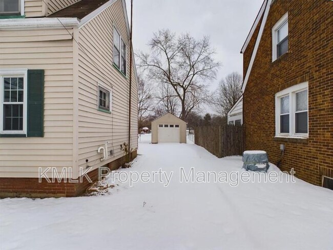 Building Photo - 805 Willard Ave SE