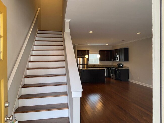 Building Photo - Stunning 3 bed/2.5 bath townhouse with Gated Parking and Energy Efficiency