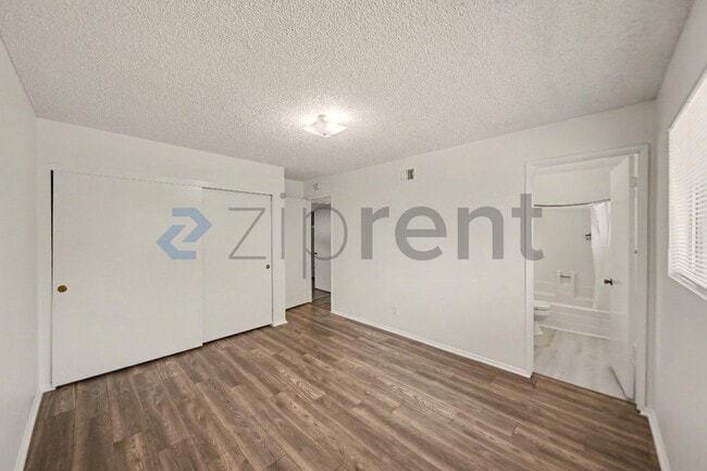 Building Photo - Unit