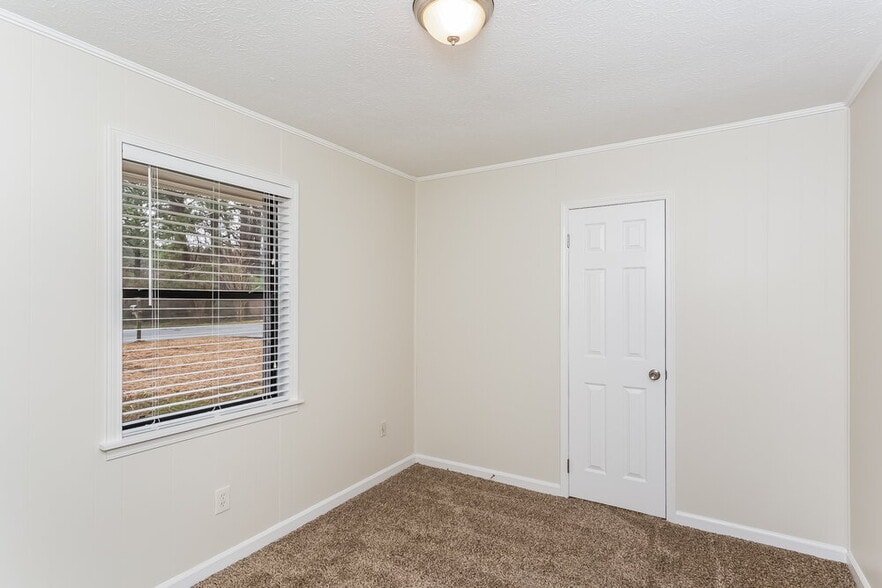 Building Photo - 5 Silverwood Dr