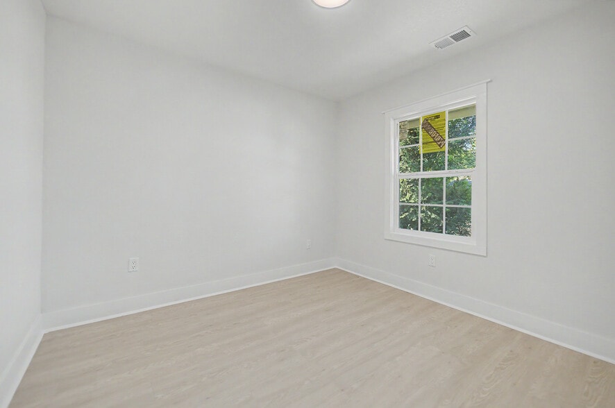 Building Photo - 834 N Walker Ln
