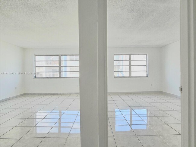 Building Photo - 1225 NE 124th St