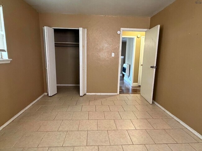 Building Photo - 115 E Garden Dr