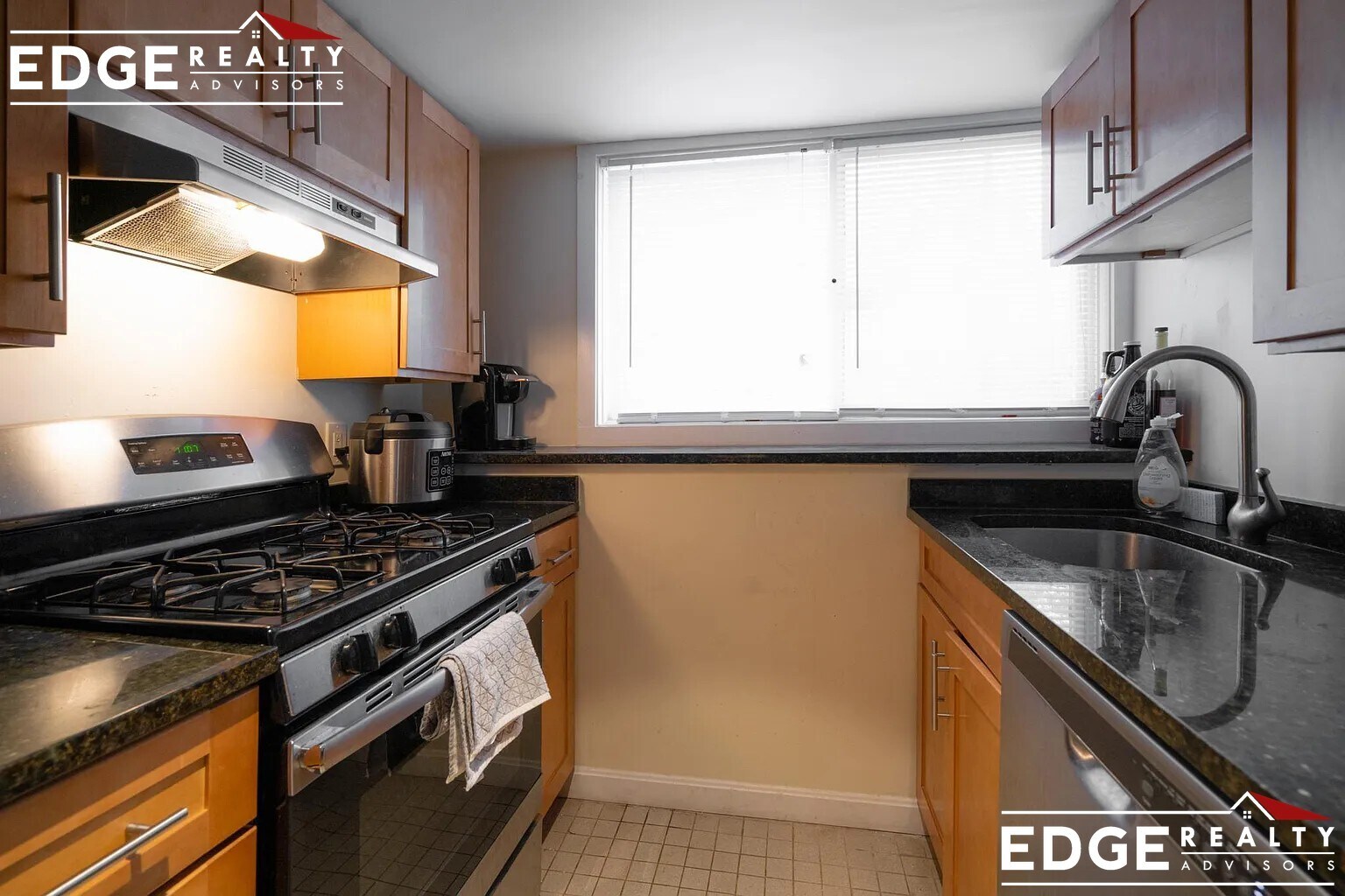 Building Photo - 2 Hingham St