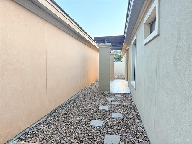 Building Photo - 29 E Uphall Ave