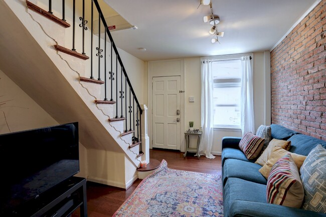 Building Photo - Charming 2BD/1BA - Upper Fells Point Townhome