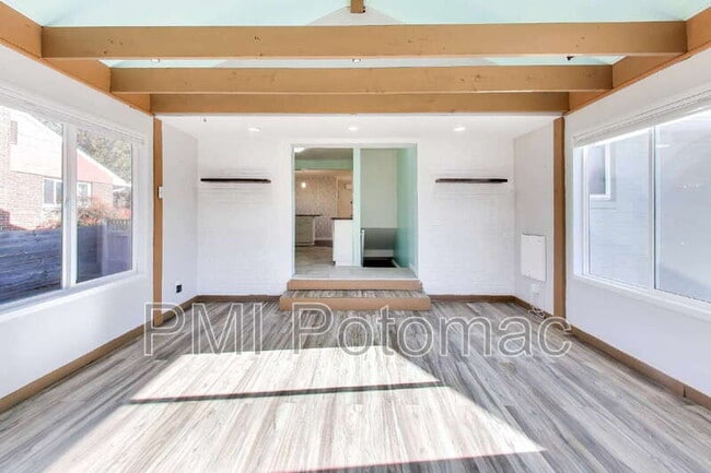 Building Photo - 1915 Henry Rd