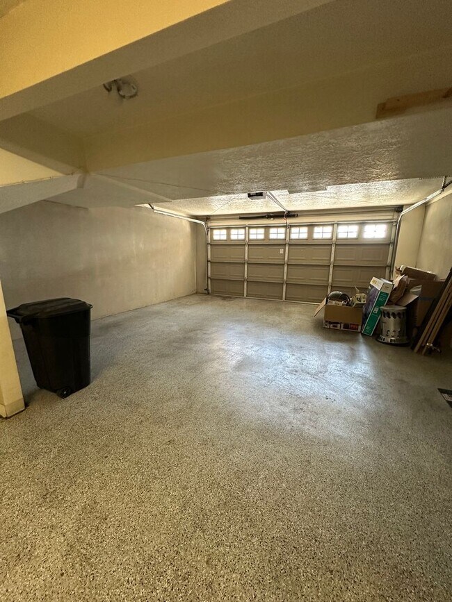 Building Photo - Dog friendly 3 Bedroom 2.5 Bath town home in Provo.