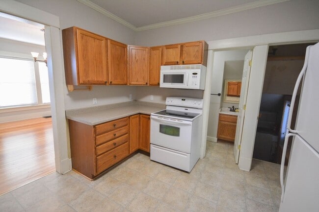 Building Photo - Lovely home in the heart of Kutzky Park!