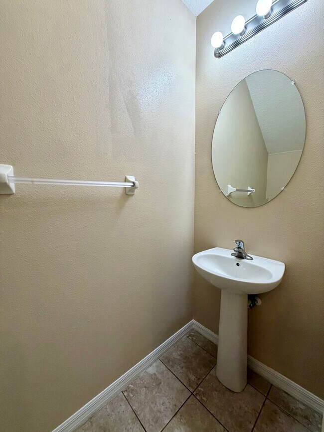 Building Photo - 3 BEDROOM 2.5 BATHROOM 1 CAR GARAGE IN PINE RIDGE AT OAK CREEK !!!